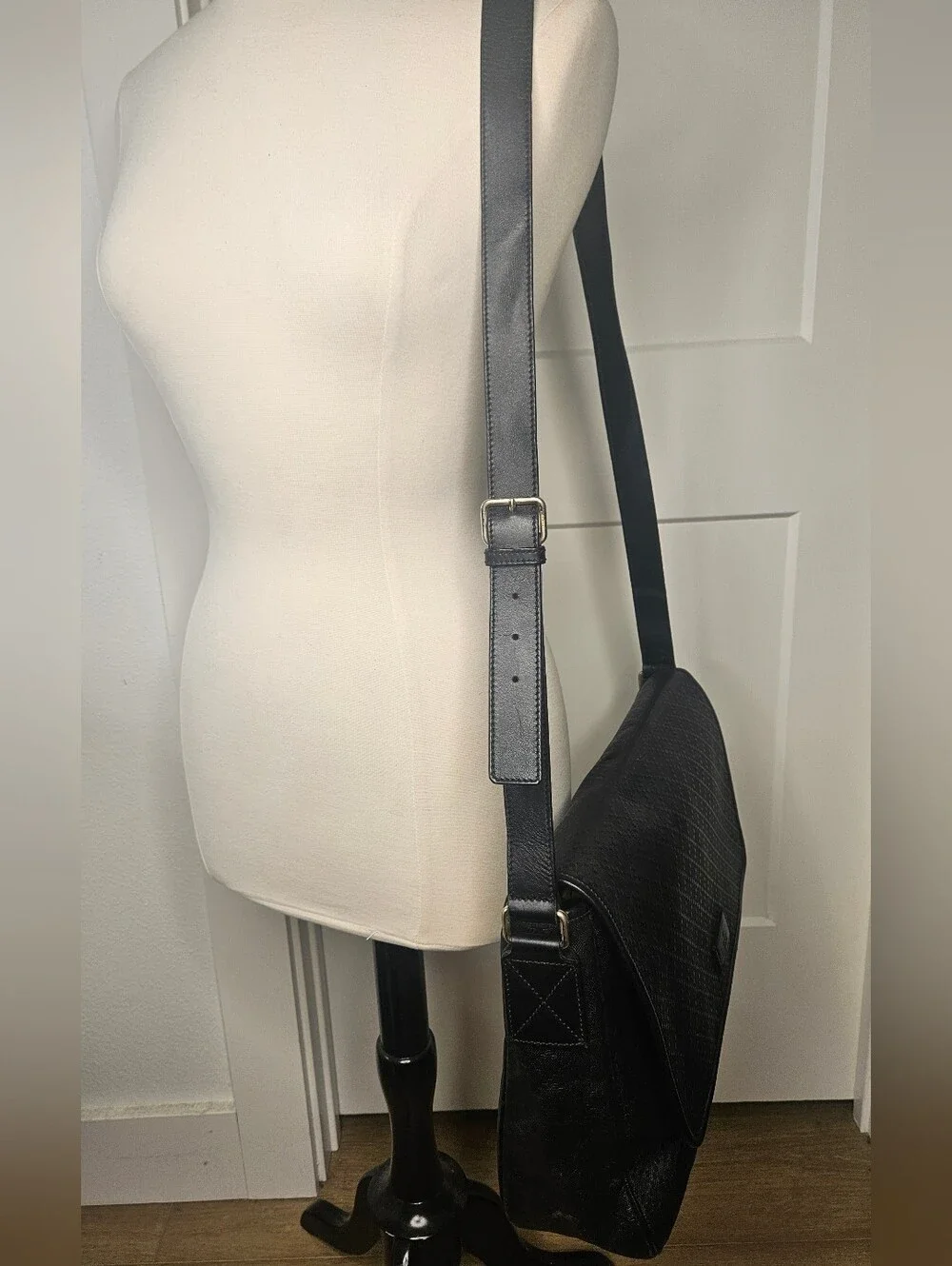 Authentic Gucci Black Diamante Messenger Crossbody Laptop Computer Bag